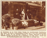99191 Afbeelding van aartsbisschop mgr. J.H.G. Jansen, zittend op een bordes voor het Aartsbisschoppelijk Paleis ...
